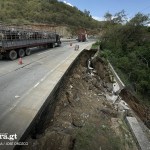 Un socavamiento en el kilómetro 38 de la ruta al Atlántico ha despertado preocupación entre transportistas y automovilistas que circulan diariamente por el lugar. Foto: La Hora/José Orozco.