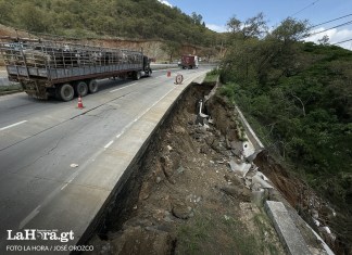 Covial inicia trabajos en socavamiento de ruta al Atlántico tras concluir estudios técnicos Un socavamiento en el kilómetro 38 de la ruta al Atlántico ha despertado preocupación entre transportistas y automovilistas que circulan diariamente por el lugar. Foto: La Hora/José Orozco.