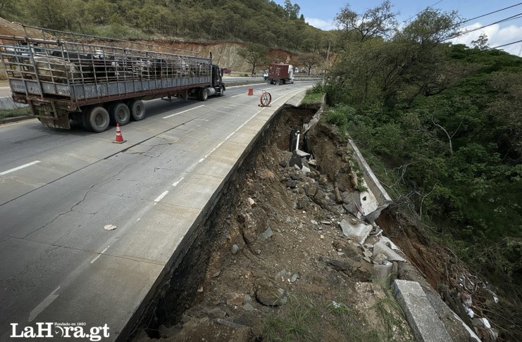 Un socavamiento en el kilómetro 38 de la ruta al Atlántico ha despertado preocupación entre transportistas y automovilistas que circulan diariamente por el lugar. Foto: La Hora/José Orozco.