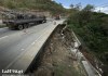 Un socavamiento en el kilómetro 38 de la ruta al Atlántico ha despertado preocupación entre transportistas y automovilistas que circulan diariamente por el lugar. Foto: La Hora/José Orozco.