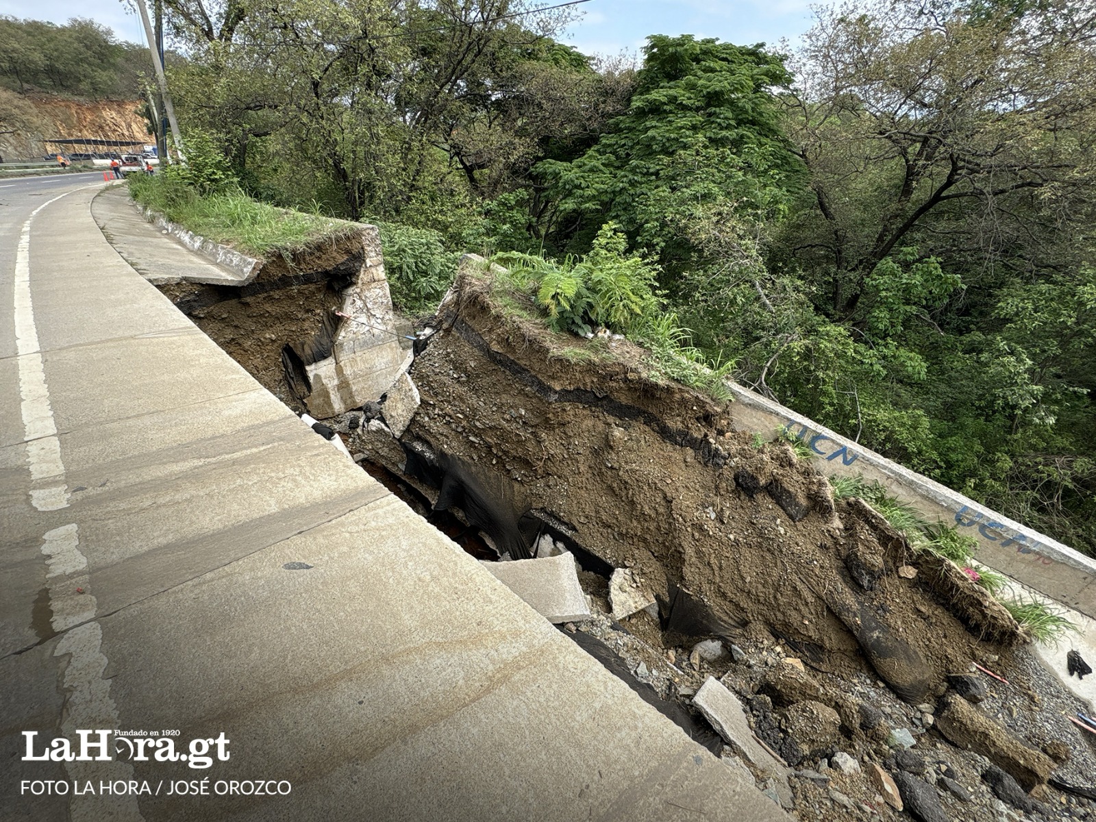 Entre grietas, transporte pesado y más lluvias: el socavamie