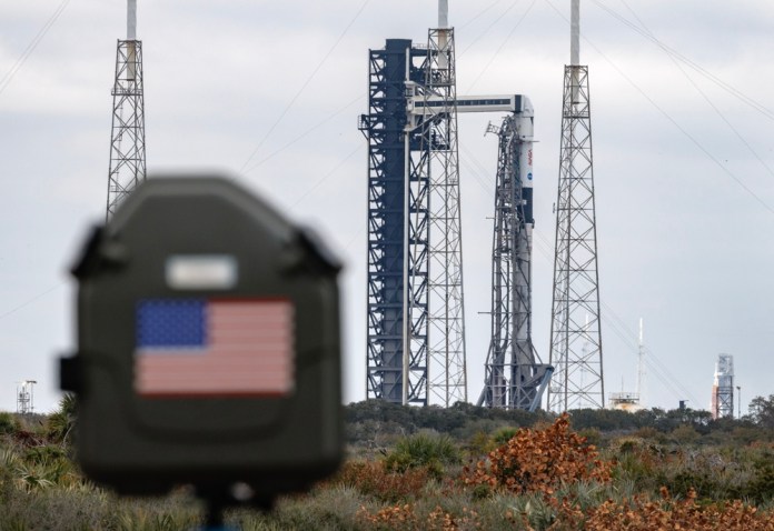 La nave espacial SpaceX Dragon, a bordo de un cohete Falcon 9 Block 5 que transportaba la misión Crew 12 de la NASA en la Estación Espacial Internacional de Cabo Cañaveral, Florida, EE. UU. Foto: La Hora: EFE