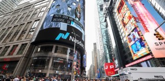 La directora de Operaciones (COO) de SpaceX, Gwynne Shotwell, aparece en una pantalla mientras pronuncia un discurso antes de que su empresa comenzara a cotizar en el mercado Nasdaq de Nueva York, Estados Unidos, el 12 de junio de 2026. Foto La Hora: EFE