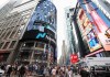 La directora de Operaciones (COO) de SpaceX, Gwynne Shotwell, aparece en una pantalla mientras pronuncia un discurso antes de que su empresa comenzara a cotizar en el mercado Nasdaq de Nueva York, Estados Unidos, el 12 de junio de 2026. Foto La Hora: EFE