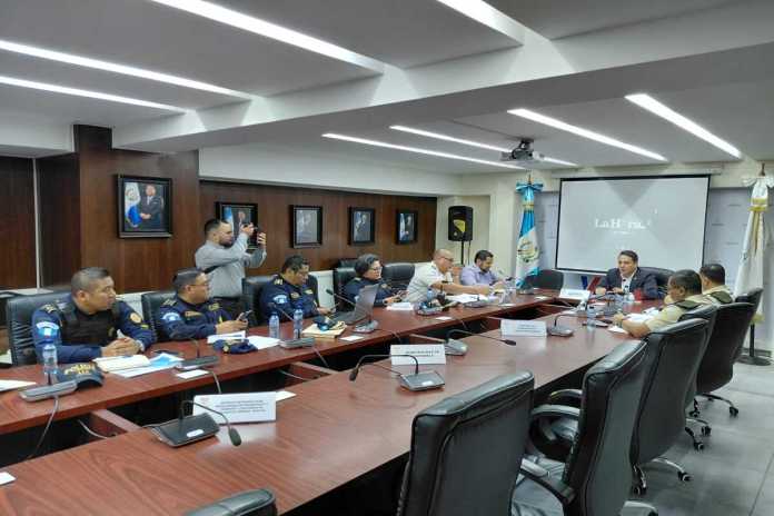 El subdirector de Operaciones de la PNC, Esvin Jacinto, acude a reunión en el Congreso de la República este 25 de junio. Foto: La Hora