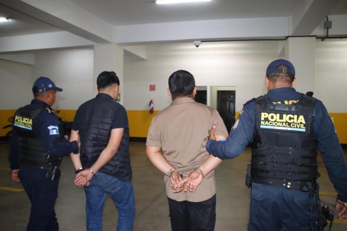 Agentes policiales reportaron la captura de dos hombres en Amatitlán y uno de ellos llevaba un arma con registro esmerilado y varias municiones. Foto: La Hora/PNC.