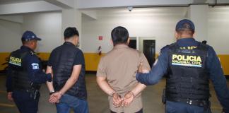 Agentes policiales reportaron la captura de dos hombres en Amatitlán y uno de ellos llevaba un arma con registro esmerilado y varias municiones. Foto: La Hora/PNC.