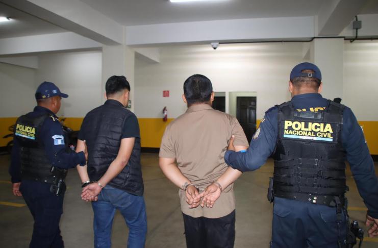 Agentes policiales reportaron la captura de dos hombres en Amatitlán y uno de ellos llevaba un arma con registro esmerilado y varias municiones. Foto: La Hora/PNC.