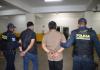 Agentes policiales reportaron la captura de dos hombres en Amatitlán y uno de ellos llevaba un arma con registro esmerilado y varias municiones. Foto: La Hora/PNC.