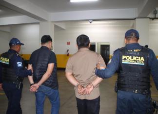 Presunto taxista de aplicación detenido junto a hombre que llevaba arma con registro alterado Agentes policiales reportaron la captura de dos hombres en Amatitlán y uno de ellos llevaba un arma con registro esmerilado y varias municiones. Foto: La Hora/PNC.