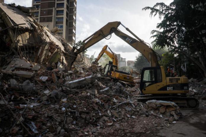 Integrantes de equipos de rescate trabajan este jueves, en un edifico afectado por un terremoto en la zona de Altamira en Caracas (Venezuela). Al menos 235 muertos y 4.300 heridos han sido reportados por las autoridades de Venezuela pasadas las 24 horas de dos terremotos, de magnitud 7,2 y 7,5, que afectaron principalmente a Caracas y al estado cercano La Guaira, mientras continúan las labores de búsqueda de supervivientes y el Gobierno sigue evaluando los daños materiales. Foto: La Hora/ EFE/ Boris Vergara