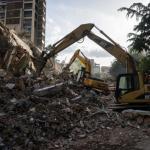 Integrantes de equipos de rescate trabajan este jueves, en un edifico afectado por un terremoto en la zona de Altamira en Caracas (Venezuela). Al menos 235 muertos y 4.300 heridos han sido reportados por las autoridades de Venezuela pasadas las 24 horas de dos terremotos, de magnitud 7,2 y 7,5, que afectaron principalmente a Caracas y al estado cercano La Guaira, mientras continúan las labores de búsqueda de supervivientes y el Gobierno sigue evaluando los daños materiales. Foto: La Hora/ EFE/ Boris Vergara