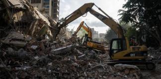 Integrantes de equipos de rescate trabajan este jueves, en un edifico afectado por un terremoto en la zona de Altamira en Caracas (Venezuela). Al menos 235 muertos y 4.300 heridos han sido reportados por las autoridades de Venezuela pasadas las 24 horas de dos terremotos, de magnitud 7,2 y 7,5, que afectaron principalmente a Caracas y al estado cercano La Guaira, mientras continúan las labores de búsqueda de supervivientes y el Gobierno sigue evaluando los daños materiales. Foto: La Hora/ EFE/ Boris Vergara