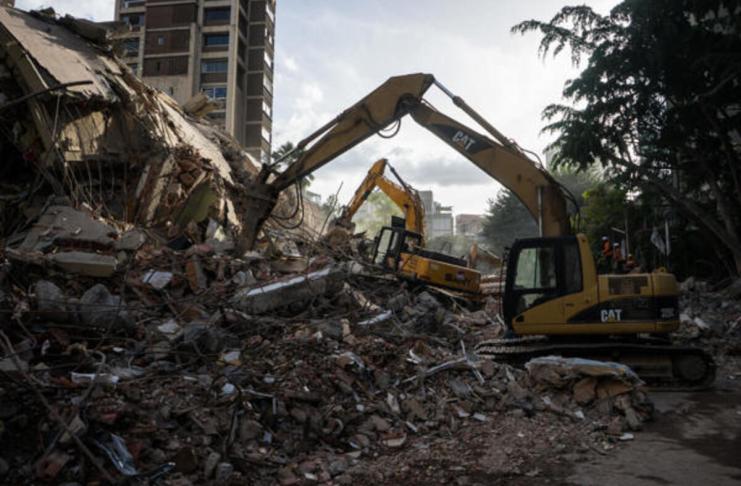 Integrantes de equipos de rescate trabajan este jueves, en un edifico afectado por un terremoto en la zona de Altamira en Caracas (Venezuela). Al menos 235 muertos y 4.300 heridos han sido reportados por las autoridades de Venezuela pasadas las 24 horas de dos terremotos, de magnitud 7,2 y 7,5, que afectaron principalmente a Caracas y al estado cercano La Guaira, mientras continúan las labores de búsqueda de supervivientes y el Gobierno sigue evaluando los daños materiales. Foto: La Hora/ EFE/ Boris Vergara