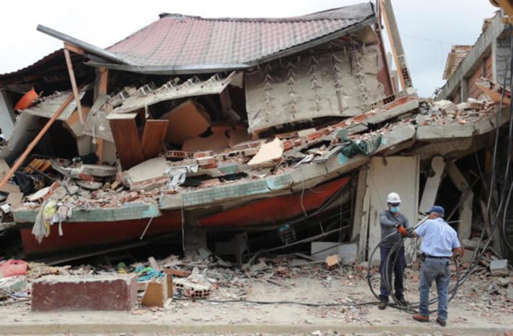 Hombres trabajan este sábado, frente a una casa derrumbada por los terremotos en Venezuela, en El Junquito (Venezuela). Foto: La Hora/ EFE/ Ronald Peña R