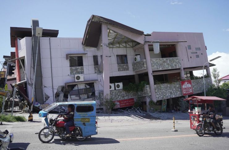 El terremoto de magnitud 7,8 registrado en el sur de Filipinas ha dejado alrededor de una veintena de fallecidos, 12 desaparecidos y un centenar de heridos.