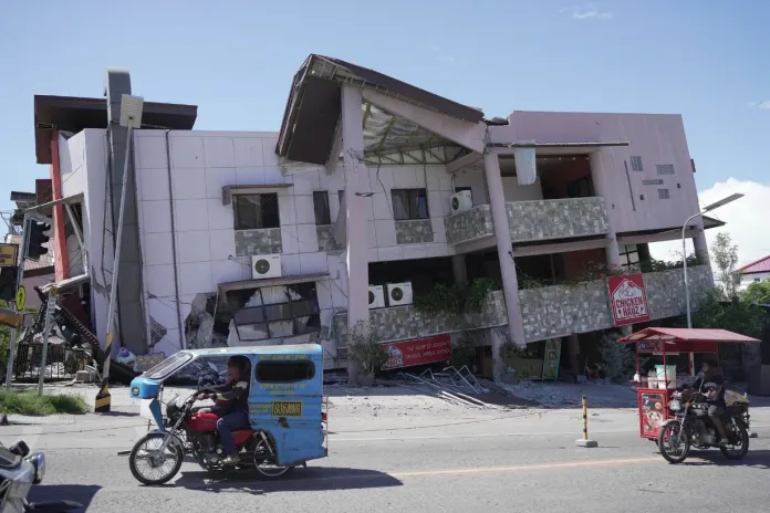 terremoto filipinas El terremoto de magnitud 7,8 registrado en el sur de Filipinas ha dejado alrededor de una veintena de fallecidos, 12 desaparecidos y un centenar de heridos.