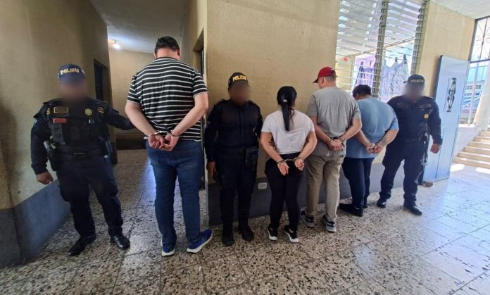 Las personas podrían pertenecer a una estructura dedicada al robo mediante el cambio o manipulación de tarjetas bancarias.