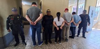 Capturados por robo en cajeros en Santa Rosa cuentan con historial de estafa y hurto, asegura la PNC Las personas podrían pertenecer a una estructura dedicada al robo mediante el cambio o manipulación de tarjetas bancarias.