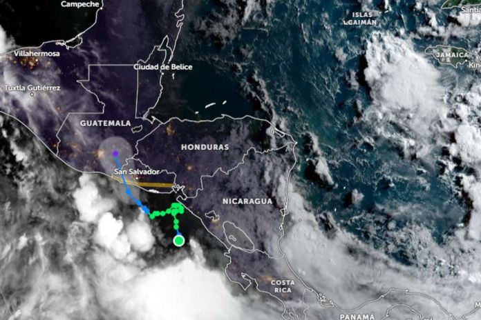 tormenta crisina Cristina se convirtió en depresión tropical, pero aún provocará lluvias intensas.