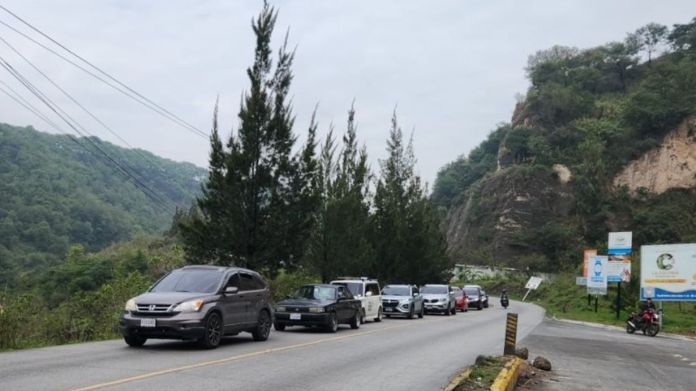 La PMT de San Juan Sacatepéquez informó de tránsito lento de Ciudad Quetzal por los trabajos que se realizan en el paso a desnivel de la cuchilla El Milagro. Foto La Hora: PMT de San Juan Sacatepéquez