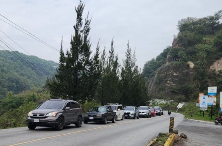 La PMT de San Juan Sacatepéquez informó de tránsito lento de Ciudad Quetzal por los trabajos que se realizan en el paso a desnivel de la cuchilla El Milagro. Foto La Hora: PMT de San Juan Sacatepéquez