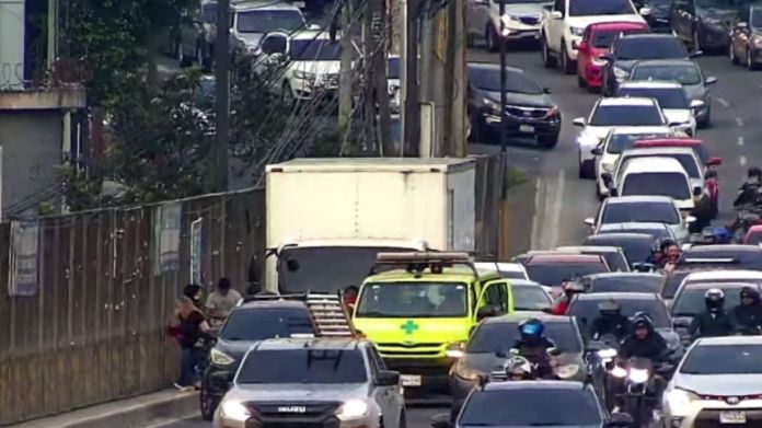 La PMT de la capital señala que la fluidez vehicular se notará más en estas semanas, pero no descarta que se registren accidentes. Foto La Hora: PMT de la capital
