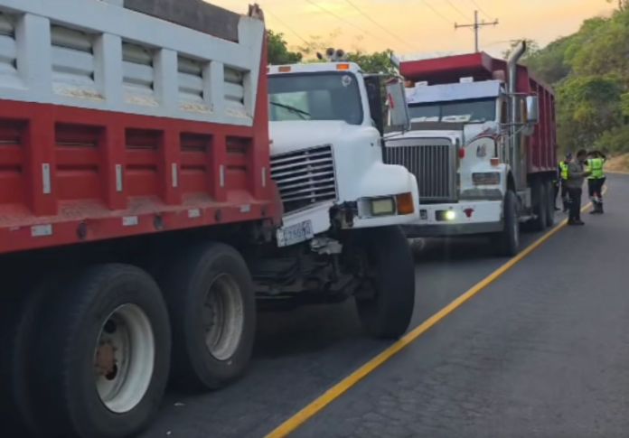 Las rutas entre Villa Nueva y Milpas Altas hacia el occidente reportan tránsito lento debido a una triple colisión de transporte pesado en la cuesta del Sope.