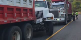 Las rutas entre Villa Nueva y Milpas Altas hacia el occidente reportan tránsito lento debido a una triple colisión de transporte pesado en la cuesta del Sope.