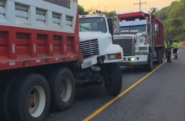 Triple colisión de camiones y poste derribado complican tránsito en la cuesta El Zope Las rutas entre Villa Nueva y Milpas Altas hacia el occidente reportan tránsito lento debido a una triple colisión de transporte pesado en la cuesta del Sope.