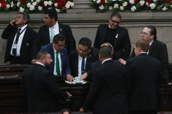 Varios jefes de bloque firman el documento para aprobar de urgencia la ampliación del presupuesto del TSE. Foto: La Hora