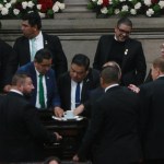 Varios jefes de bloque firman el documento para aprobar de urgencia la ampliación del presupuesto del TSE. Foto: La Hora