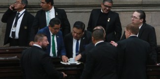 Varios jefes de bloque firman el documento para aprobar de urgencia la ampliación del presupuesto del TSE. Foto: La Hora