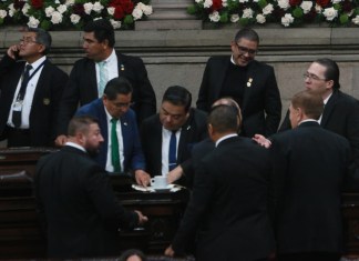 Varios jefes de bloque firman el documento para aprobar de urgencia la ampliación del presupuesto del TSE. Foto: La Hora