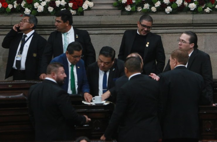 Varios jefes de bloque firman el documento para aprobar de urgencia la ampliación del presupuesto del TSE. Foto: La Hora