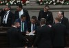 Varios jefes de bloque firman el documento para aprobar de urgencia la ampliación del presupuesto del TSE. Foto: La Hora