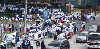 Trabajadores y estudiantes denuncian abusos de un supuesto grupo de seguridad al ingreso de la Usac en la zona 12. Foto La Hora: José Orozco