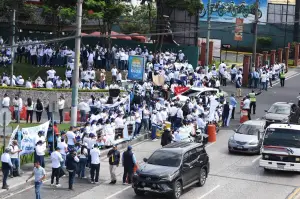 "Si usted no esta de acuerdo se puede retirar": alertan de grupos desconocidos que revisan vehículos para ingresar a la Usac