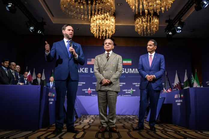 El vicepresidente de Estados Unidos, JD Vance, participa junto a los primeros ministros de Pakistán y Catar en una reunión de alto nivel celebrada en el complejo Bürgenstock, en Suiza, donde delegaciones de cuatro países buscan cerrar un acuerdo de paz para poner fin al conflicto en Oriente Medio. Foto La Hora: EFE