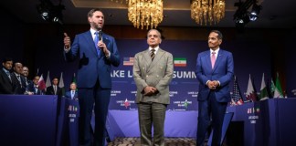 El vicepresidente de Estados Unidos, JD Vance, participa junto a los primeros ministros de Pakistán y Catar en una reunión de alto nivel celebrada en el complejo Bürgenstock, en Suiza, donde delegaciones de cuatro países buscan cerrar un acuerdo de paz para poner fin al conflicto en Oriente Medio. Foto La Hora: EFE