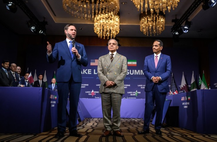 Trump amenaza con nuevos ataques a Irán si no detiene las acciones de sus aliados en Líbano El vicepresidente de Estados Unidos, JD Vance, participa junto a los primeros ministros de Pakistán y Catar en una reunión de alto nivel celebrada en el complejo Bürgenstock, en Suiza, donde delegaciones de cuatro países buscan cerrar un acuerdo de paz para poner fin al conflicto en Oriente Medio. Foto La Hora: EFE