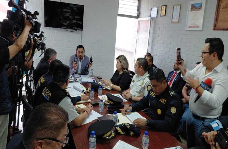 Además de vehículos, PNC comprará radiocomunicadores para los agentes Personal de la PNC es consultado por la compra de vehículos y radiocomunicadores. Foto: La Hora