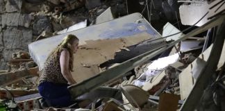 Los venezolanos afectados por el paso de dos terremotos esperan la pronta ayuda de sus autoridades y de la comunidad internacional. Foto La Hora: EFE