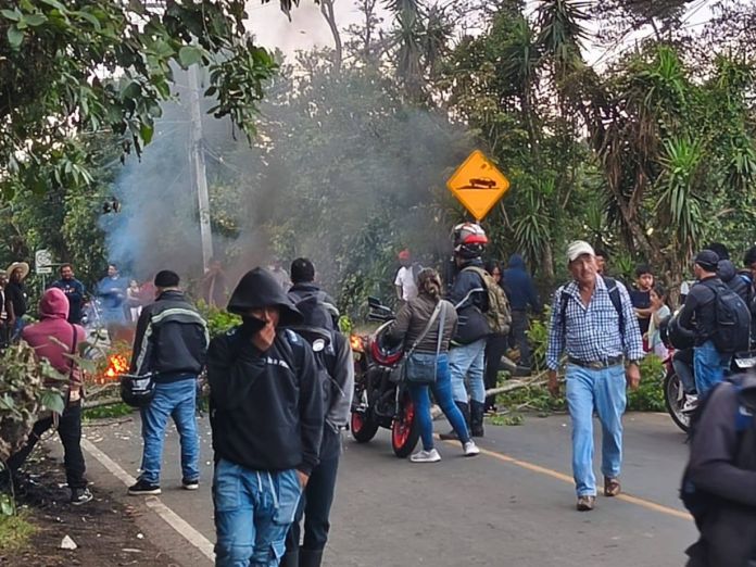 Los vecinos han buscado otras formas de viajar para llegar a sus destinos debido a la manifestación que otros grupos realizan por el aumento al pasaje. Foto La Hora: Visor Villa Canales