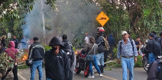 Los vecinos han buscado otras formas de viajar para llegar a sus destinos debido a la manifestación que otros grupos realizan por el aumento al pasaje. Foto La Hora: Visor Villa Canales
