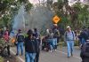 Los vecinos han buscado otras formas de viajar para llegar a sus destinos debido a la manifestación que otros grupos realizan por el aumento al pasaje. Foto La Hora: Visor Villa Canales