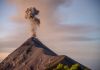 Video: turistas desafían restricciones alrededor del volcán de Fuego e Inguat hace llamado a respetarlos El grupo de turistas se salvó de sufrir quemaduras tras la caída de material incandescente cerca donde grababan un video tras la erupción del coloso. Foto La Hora: Conred