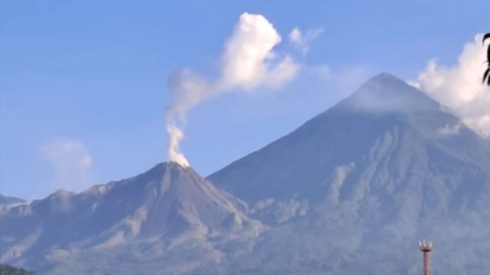 Las autoridades hicieron ver que las restricciones para ascender a los volcanes Santiaguito y de Fuego están activas, por lo que piden a los turistas no exponerse. Foto La Hora: Conred