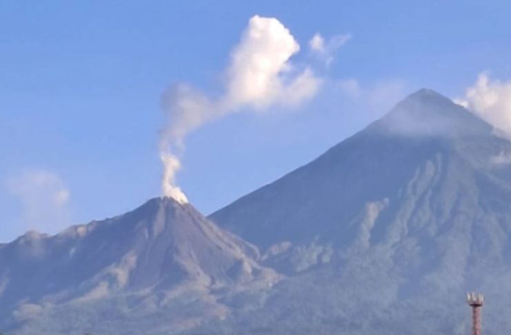 Las autoridades hicieron ver que las restricciones para ascender a los volcanes Santiaguito y de Fuego están activas, por lo que piden a los turistas no exponerse. Foto La Hora: Conred