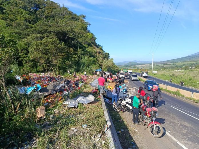 Un carril quedó obstaculizado por el accidente registrado en el kilómetro 33 de la Vuelta El Chilero, en dirección al oriente. Foto La Hora: Bomberos Voluntarios